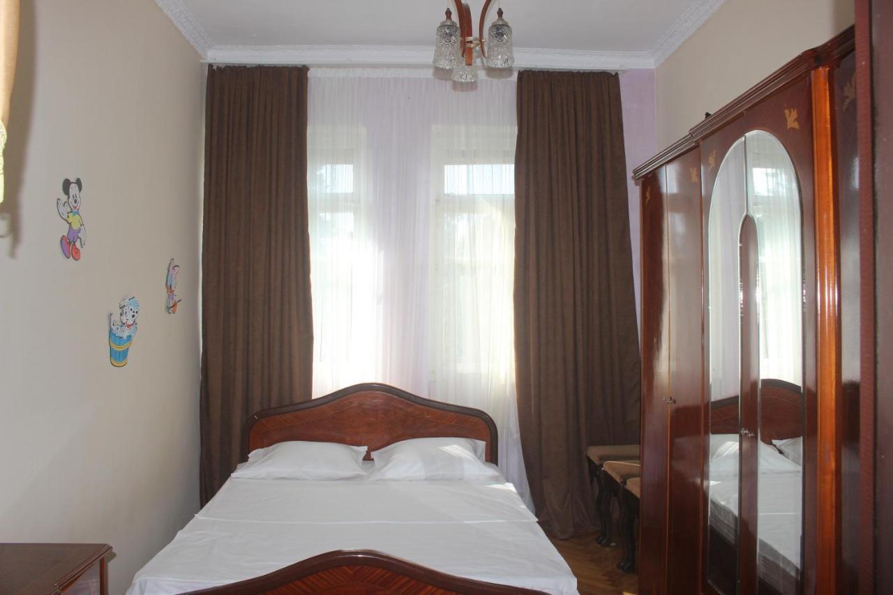 Greenview Guesthouse Batoemi Buitenkant foto