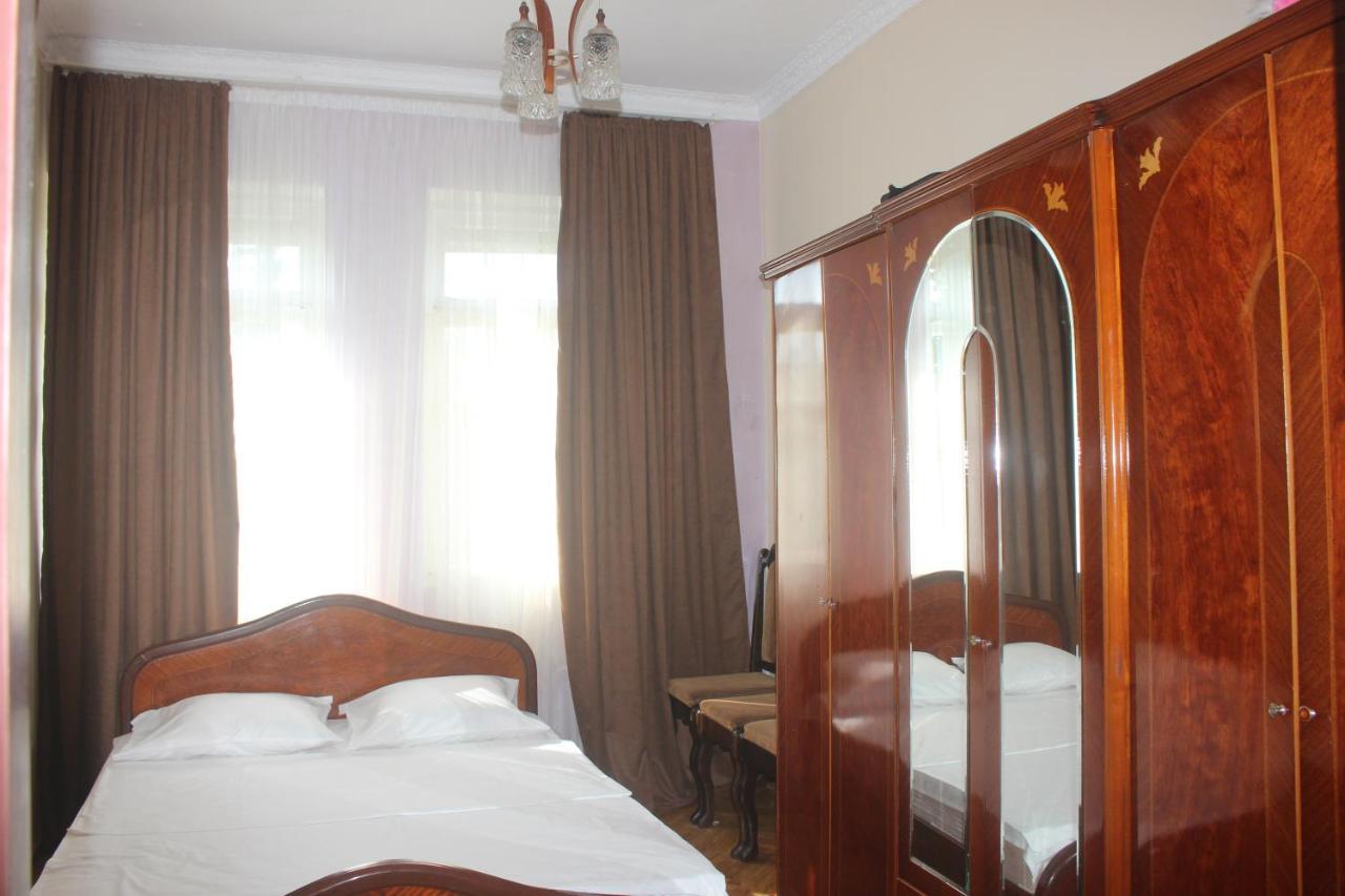 Greenview Guesthouse Batoemi Buitenkant foto