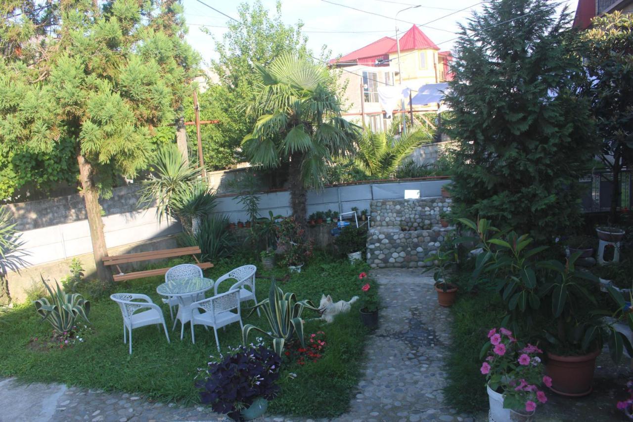 Greenview Guesthouse Batoemi Buitenkant foto