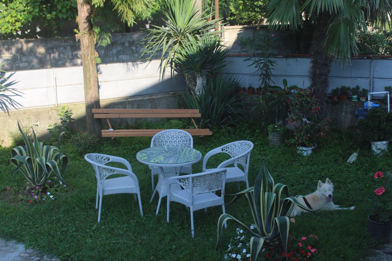 Greenview Guesthouse Batoemi Buitenkant foto