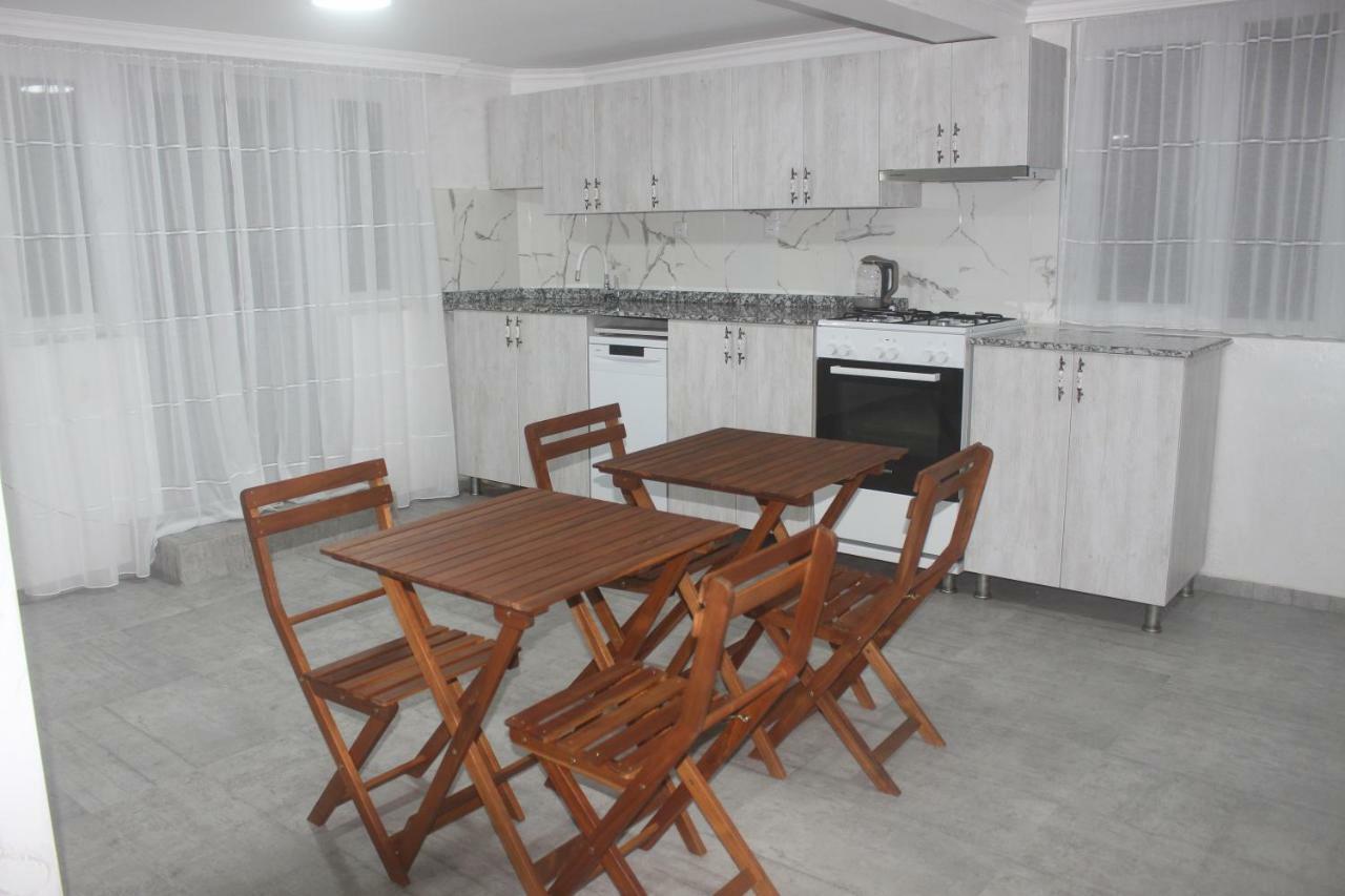 Greenview Guesthouse Batoemi Buitenkant foto